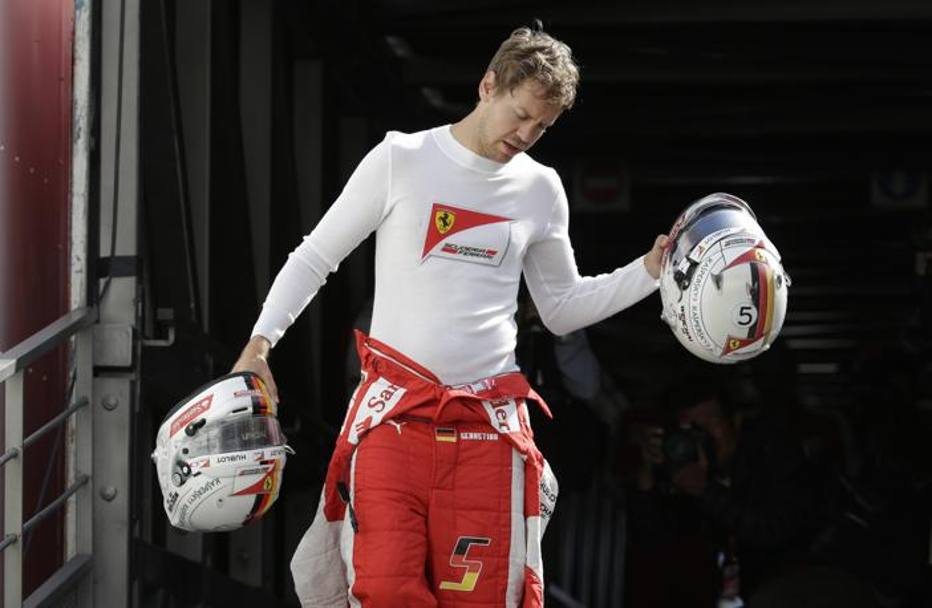 Vettel con i suoi caschi. Reuters